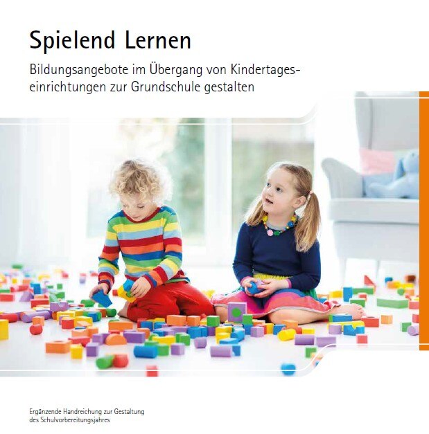 Titelbild der Broschüre Spielend lernen Bildungsangebote im Übergang von Kindertageseinrichtungen zur Grundschule gestalten
