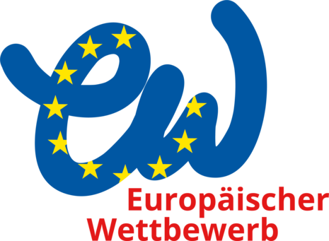 Logo vom Europäischen Wettbewerb. Die zwei Buchstaben E und W sind blau und markiert von gelben Sternen wie bei der europäischen Flagge. In roter Schrift darunter steht »Europäischer Wettbewerb«.